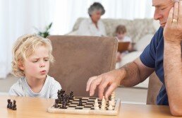 Las clases de ajedrez para niños les ayudan a pensar y decidir mejor