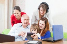 El club de juegos de inteligencia pone a jugar a niños y personas de todas las edades