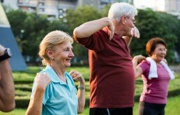 Las sesiones de gimnasia de mantenimiento para mayores entretienen y les ayudan a socializar