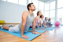 El yoga para adultos y jóvenes trabaja en el bienestar físico de todas las edades